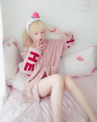 脱了她裙子摸进她的内裤亲吻