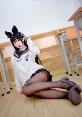 女大学生特殊的精油按摩